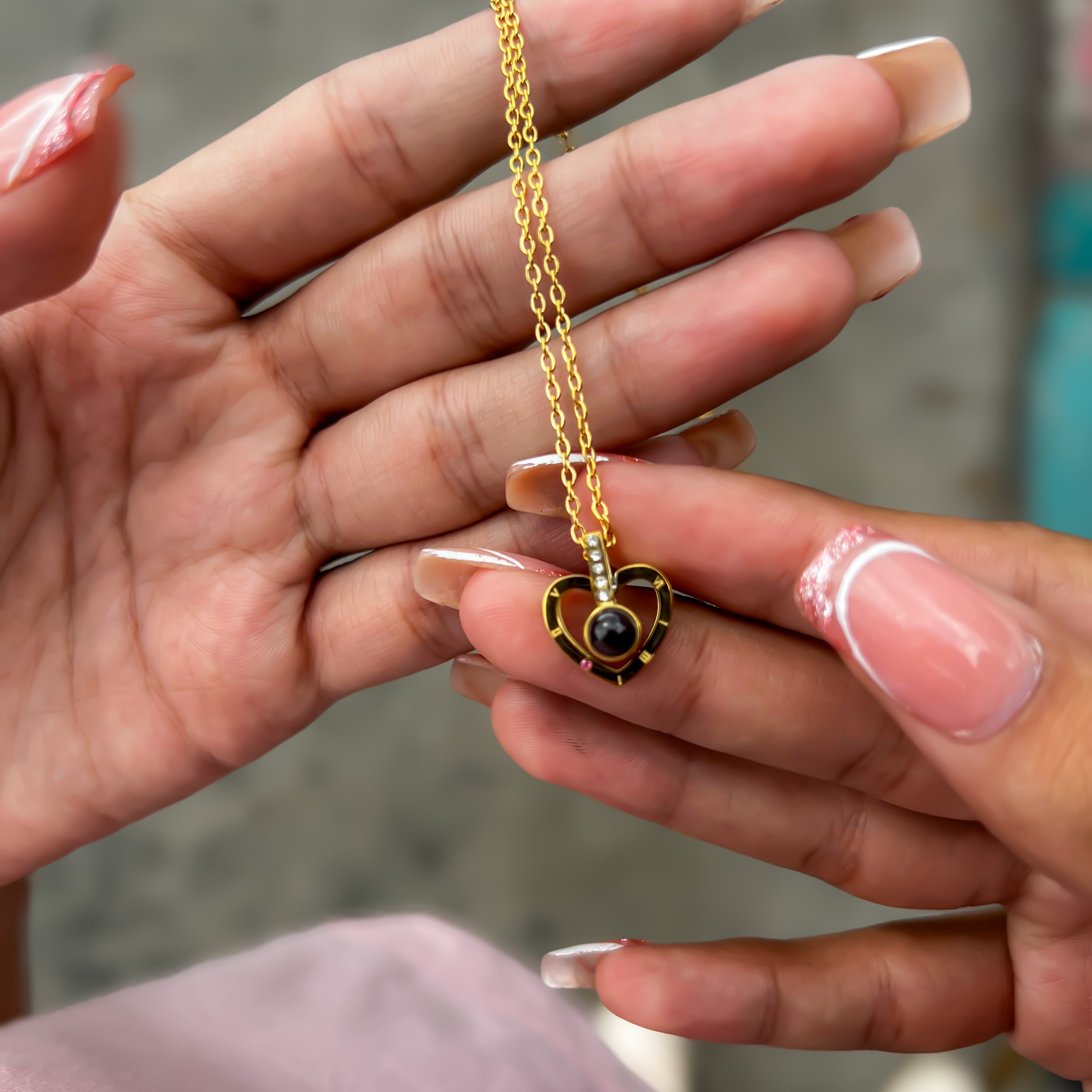 Collar Te amo en 100 idiomas de Plata en caja de rosa ascendente