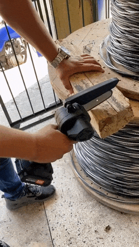 MOTOSIERRA PORTATIL RECARGABLE CON DOS BATERIAS